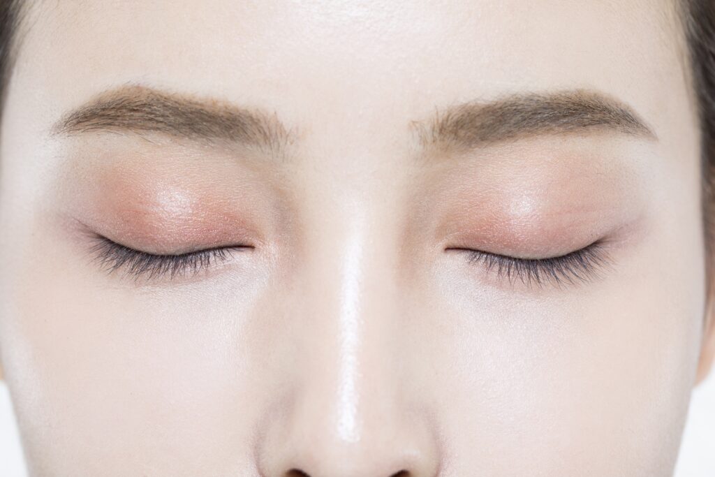 압구정 보톡스 시술로 매끈해진 눈가 피부와 자연스러운 눈매 케어 이미지
