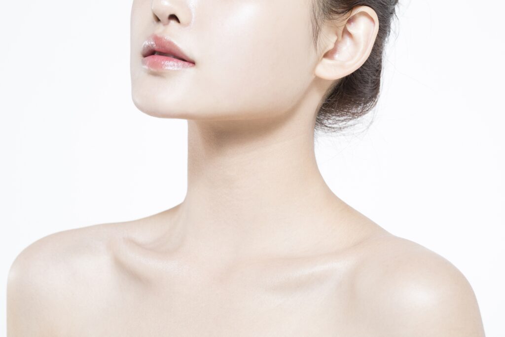 압구정 보톡스 시술을 통해 매끈하게 정돈된 턱선과 슬림한 V라인 얼굴형
