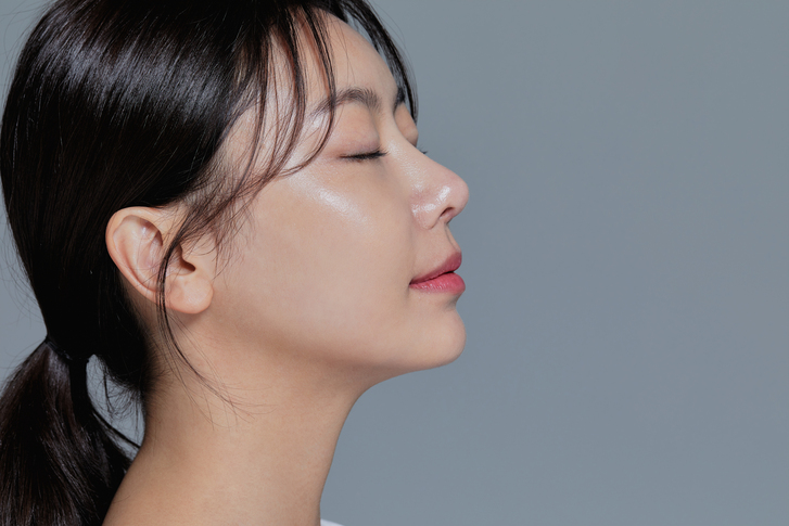 깊게 접힌 주름과 피부 탄력 관리를 위한 미간주름 쥬브젠 시술 관련 측면 얼굴 모습

