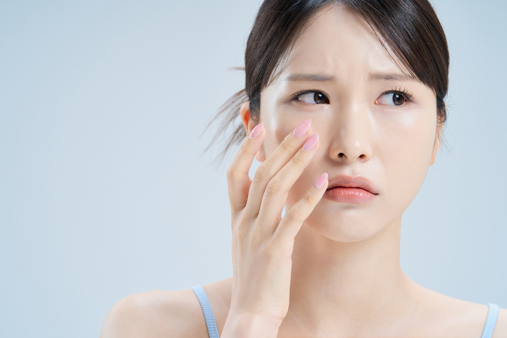 볼꺼짐과 온다리프팅 부작용을 걱정하는 사람
