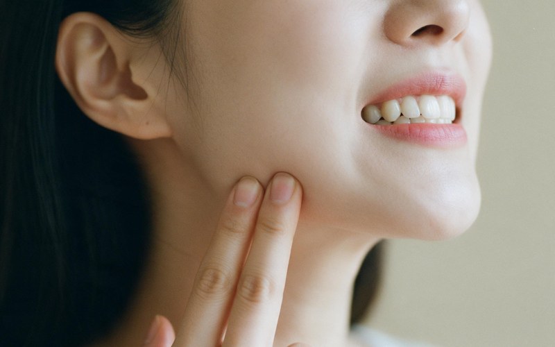 보톡스 주기, 턱 보톡스는 주름처럼 맞으면 안 됩니다 턱 모서리에 손가락을 대고 이를 꽉 깨물어 턱 근육이 올라왔는지 확인하는 모습